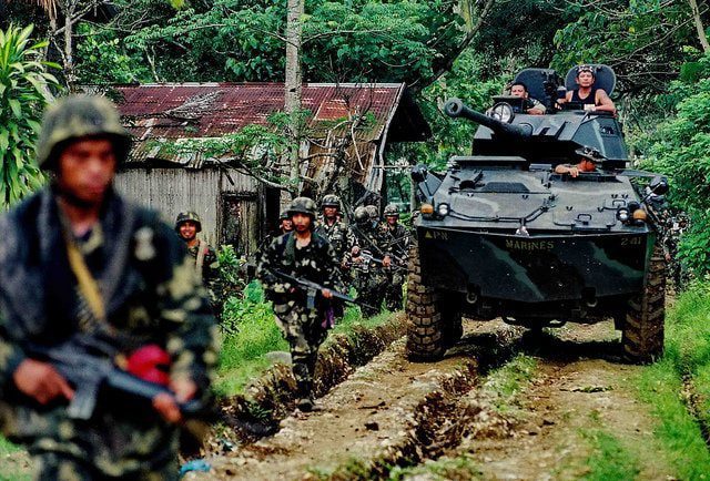 Marines Filippini in pattugliamento durante la presa di Camp Abu Bakr a Mindanao