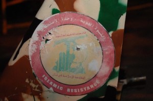 Frammento di ordigno recante le insegne di Hezbollah.