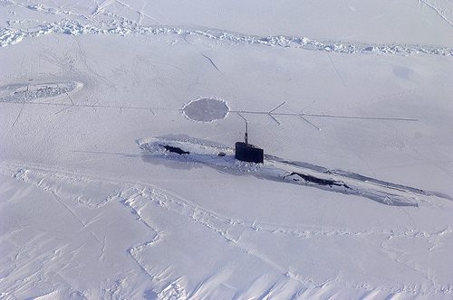 Il sottomarino USS Alexandria, classe Los Angeles, emerge tra i ghiacci durante l'esercitazione ICEX 2011.