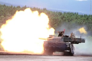 Un carro Type 10 durante un'esercitazione a fuoco.